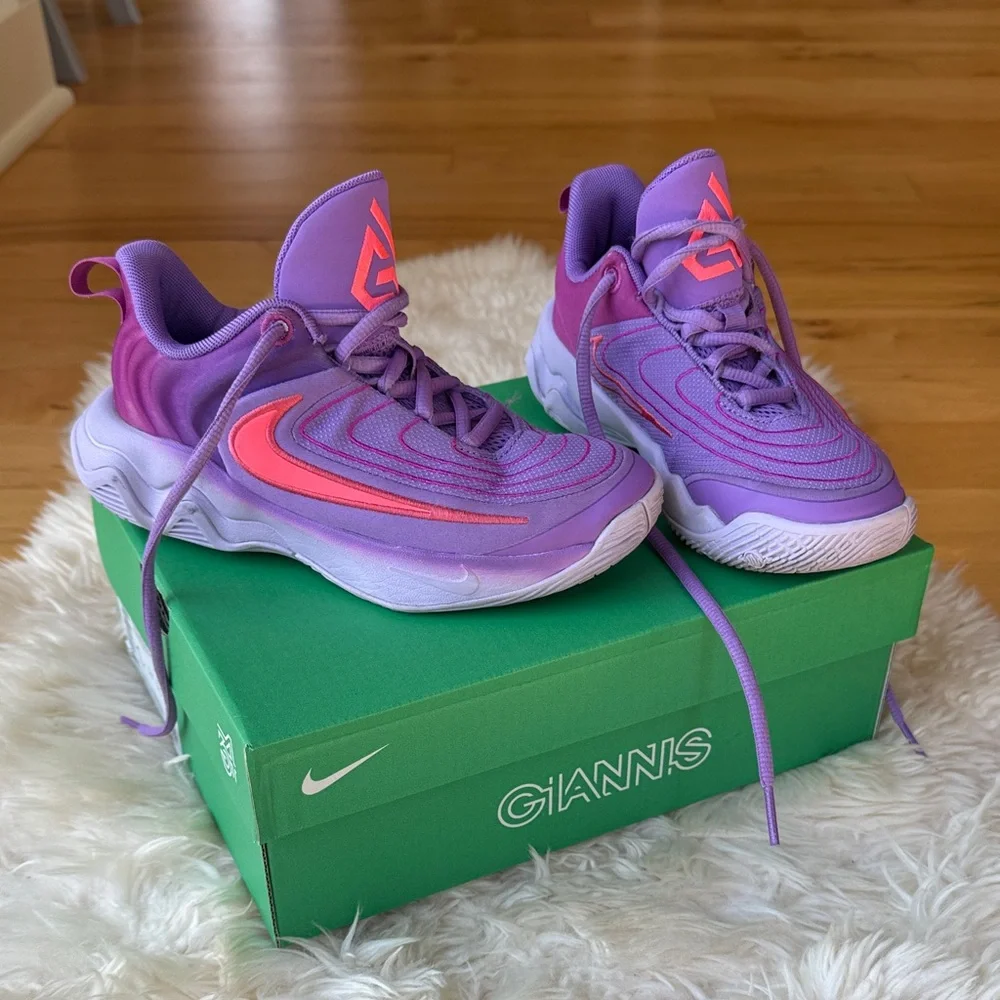 Nike Giannis Immortality 4, size 1 youth - Picture 1 of 8